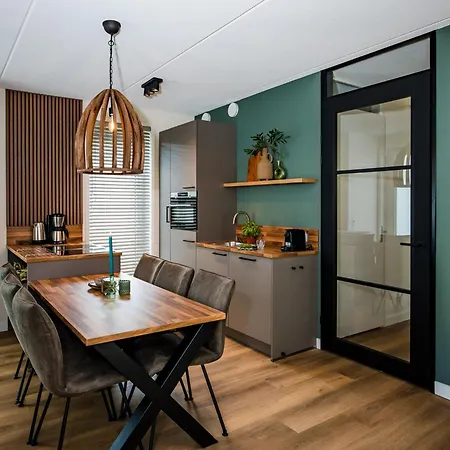 Vakantiehuis Poolside Escape With Sauna *